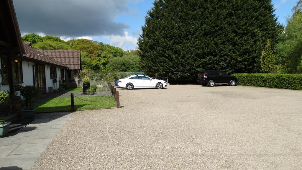 Little Foxes Hotel & Gatwick Airport Parking Crawley  Bagian luar foto