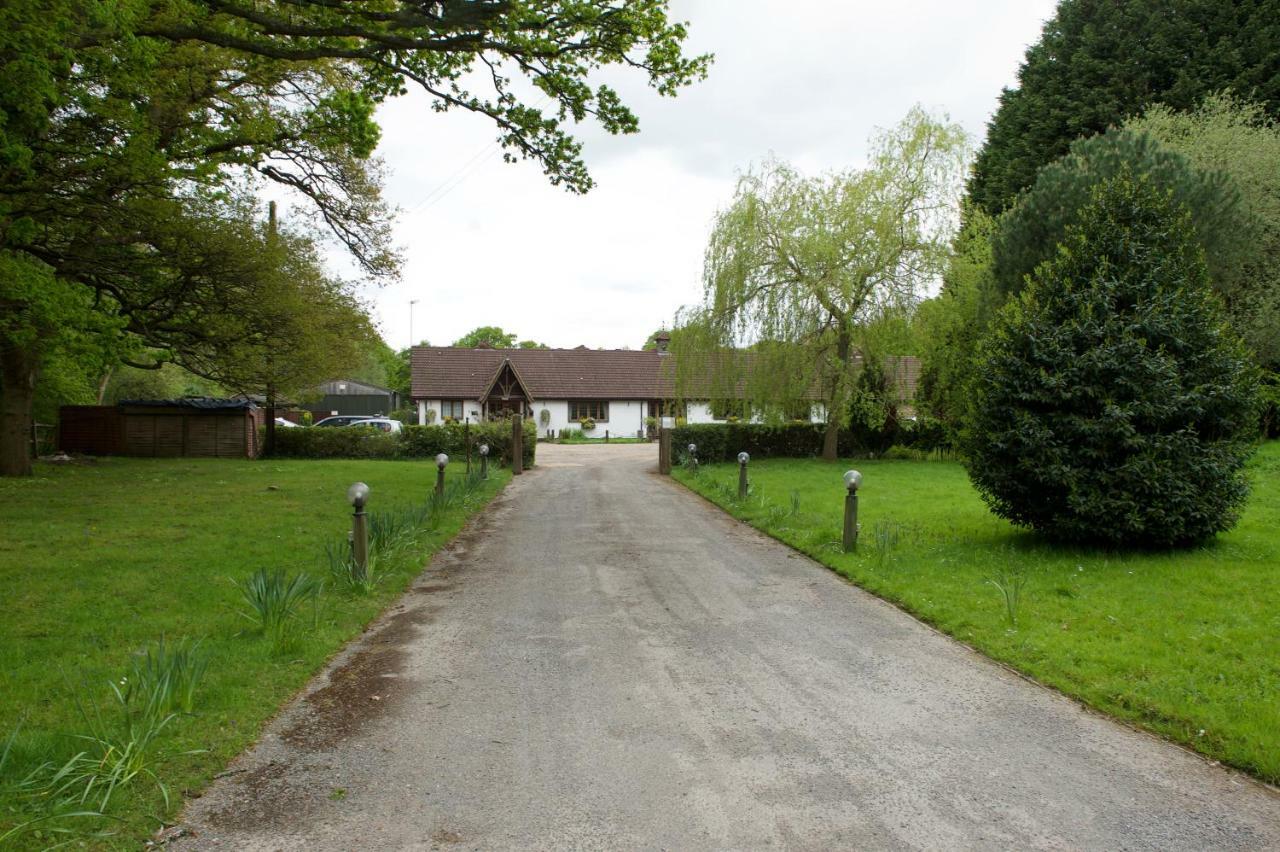 Little Foxes Hotel & Gatwick Airport Parking Crawley  Bagian luar foto