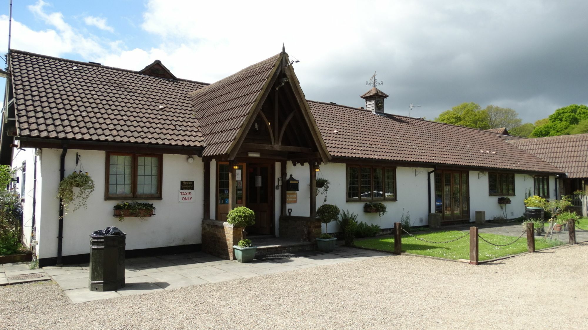 Little Foxes Hotel & Gatwick Airport Parking Crawley  Bagian luar foto